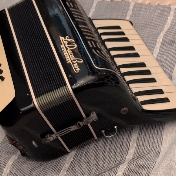 Black and White Portable Audio Device - Picture 3 of 7